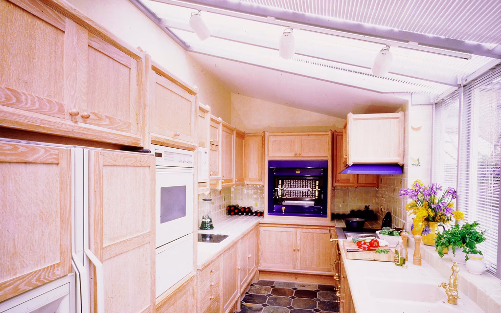Kitchen in Sold Oak Octagonal Framework - TIM WOOD Kitchen in Sold Oak Octagonal Framework