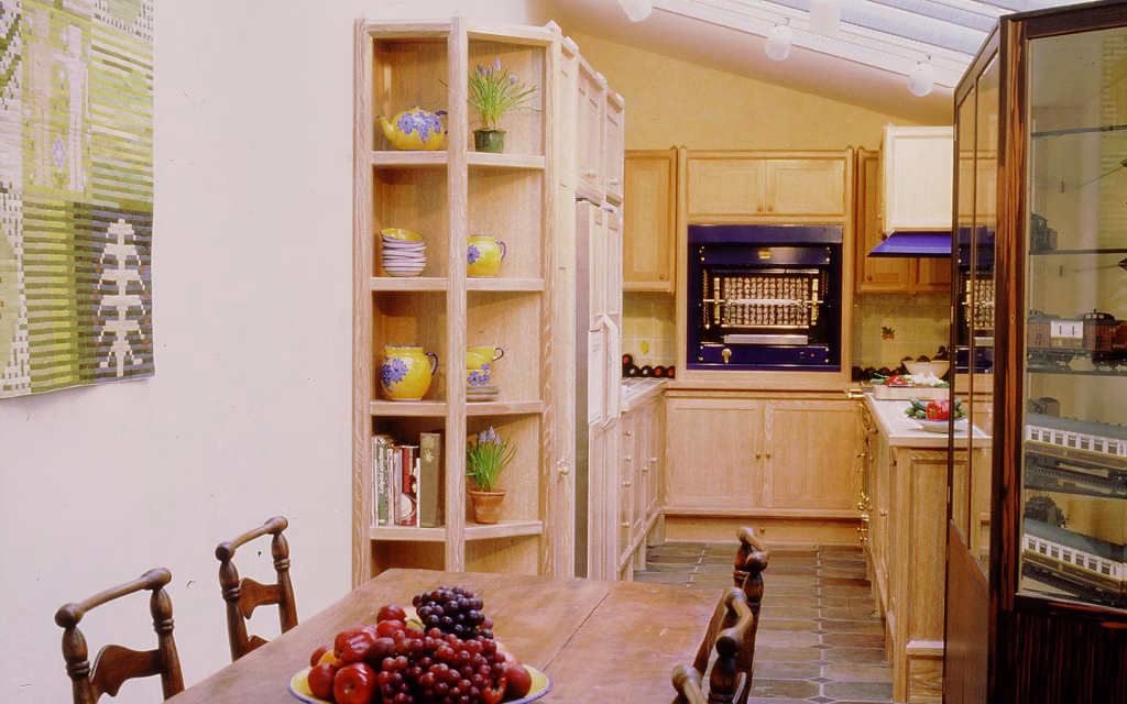 Kitchen in Sold Oak Octagonal Framework - TIM WOOD Kitchen in Sold Oak Octagonal Framework